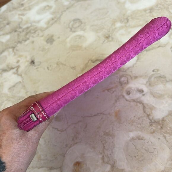 Coach Mini Signature Ipad Tablet Padded Zippered Sleeve Authentic Fuchsia - Picture 7 of 10